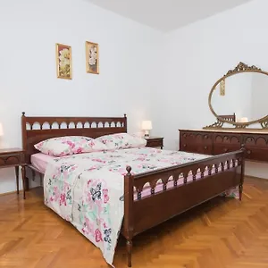 https://apartments-dzeki.splithotels.org